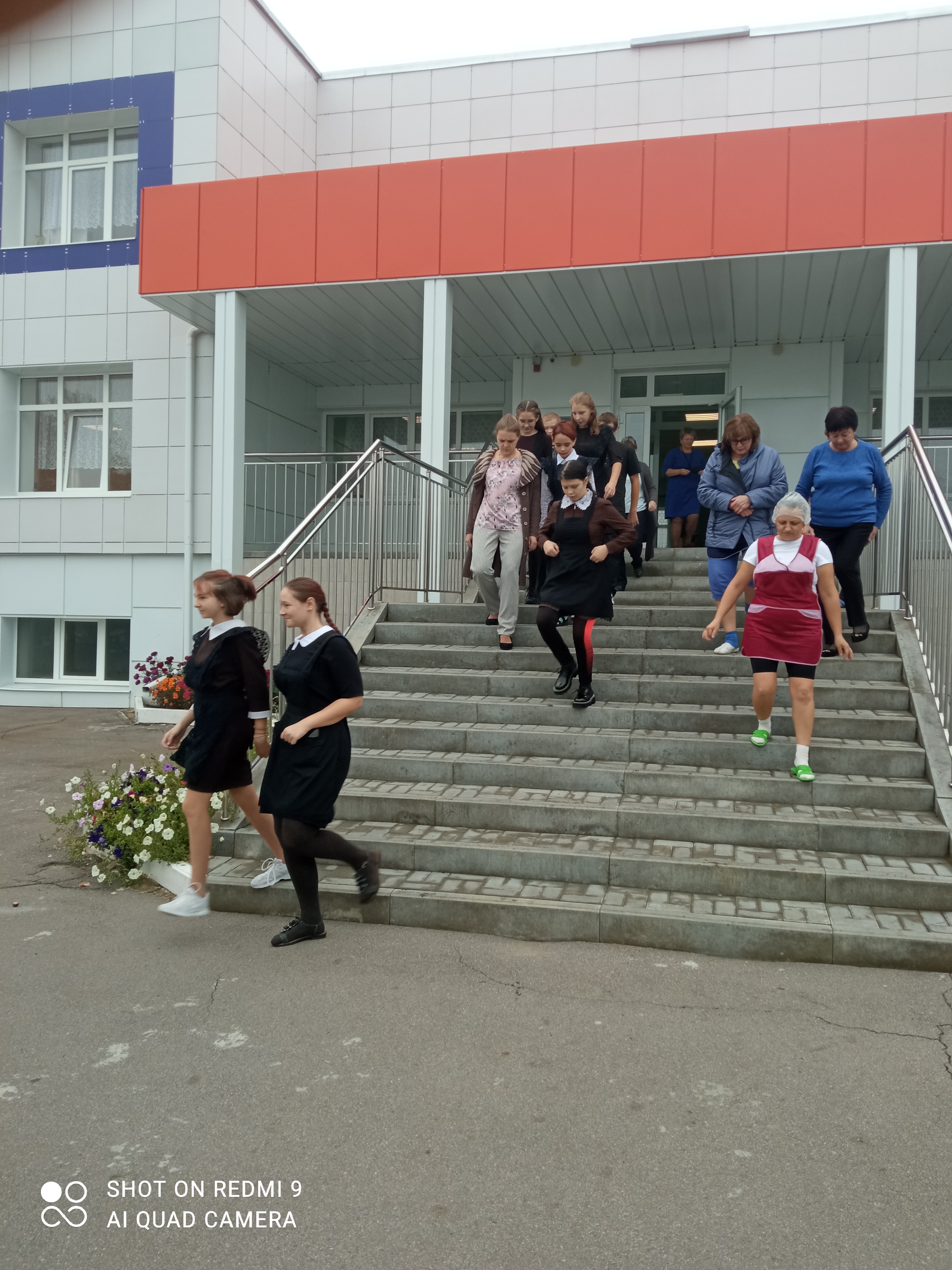 4 октября в школе было проведено мероприятие, посвященное 90 - летию со дня образования Гражданской обороны Российской Федерации.