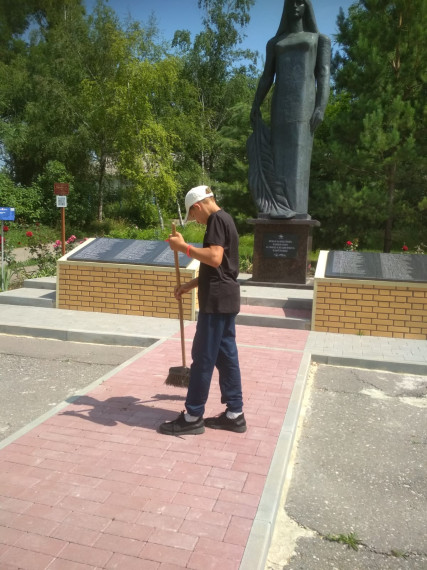 Акция "Субботник Памяти" (уборка территории возле памятника погибшим односельчанам).